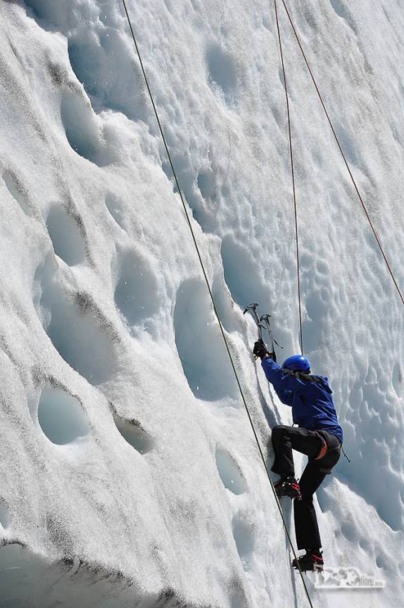 Subindo mais uma parede de gelo no glaciar Viedma, no Parque Nacional Los Glaciares, região de El Chaltén, no sul da Argentina